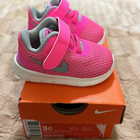 Nike Fee Run Pink Child shoes Size 3C - Picture 2 of 6